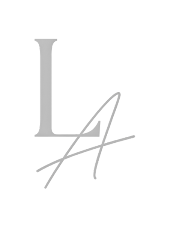 Logo estilizado de Lozania Centro Estético, representando su enfoque en la medicina estética facial y tratamientos no quirúrgicos. La imagen refleja elegancia y sofisticación, alineada con servicios como la aplicación de toxina botulínica, el lifting no quirúrgico Liftera 2, así como limpieza facial y cuidado de la piel