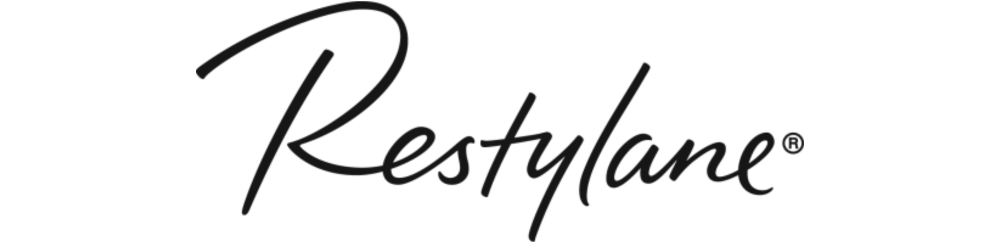 Logo de Restylane en tipografía manuscrita negra sobre fondo blanco, identificando la marca de rellenos de ácido hialurónico utilizada en medicina estética facial; representa tratamientos no quirúrgicos para el cuidado de la piel en Lozania Centro Estético, con evaluación médica personalizada y tecnología estética avanzada.